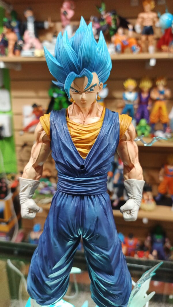 Vegito Vegeto 
Dragón Ball Z 
Tamaño:48cm
Viene con bases para las cabezas son 3 en total 
3 manos intercambiables 
Y para los q le gusta el Tetris para armar los rayos del poder
