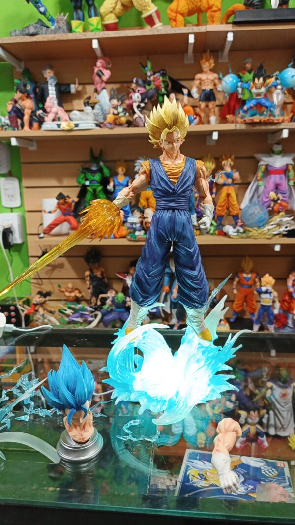 Vegito Vegeto 
Dragón Ball Z 
Tamaño:48cm
Viene con bases para las cabezas son 3 en total 
3 manos intercambiables 
Y para los q le gusta el Tetris para armar los rayos del poder
