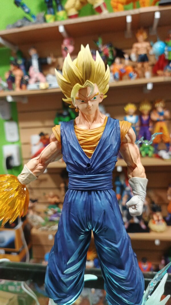 Vegito Vegeto 
Dragón Ball Z 
Tamaño:48cm
Viene con bases para las cabezas son 3 en total 
3 manos intercambiables 
Y para los q le gusta el Tetris para armar los rayos del poder