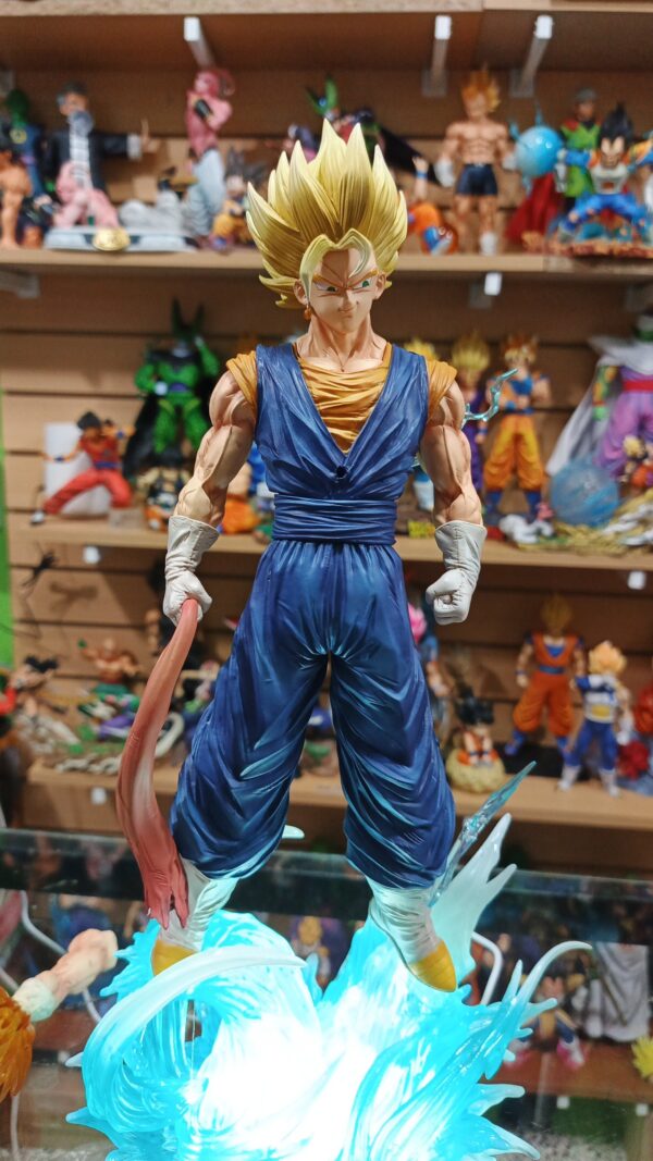 Vegito Vegeto 
Dragón Ball Z 
Tamaño:48cm
Viene con bases para las cabezas son 3 en total 
3 manos intercambiables 
Y para los q le gusta el Tetris para armar los rayos del poder