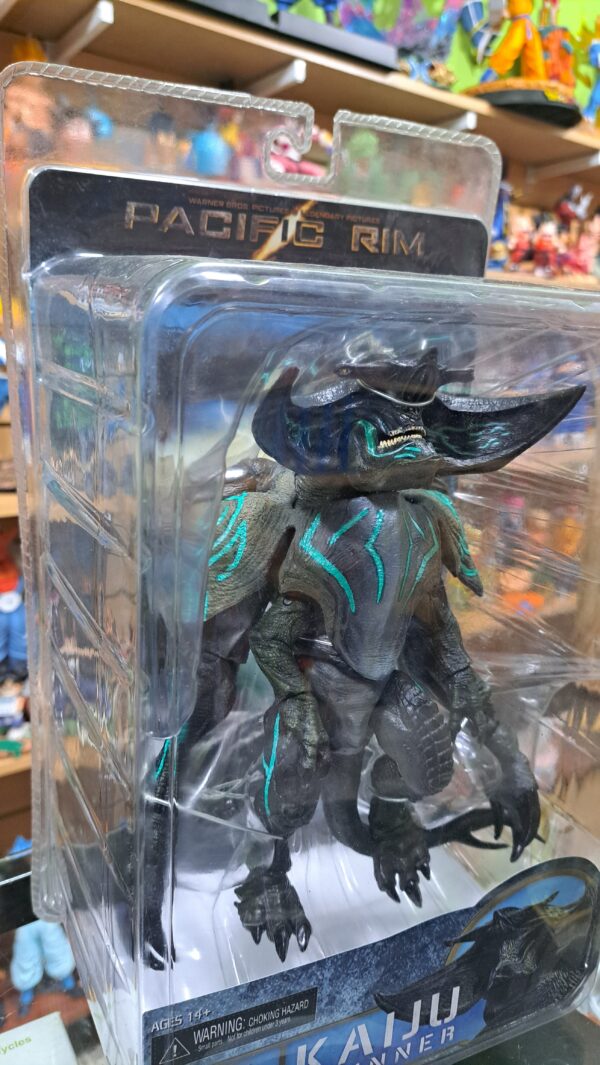 TITANES DEL PACIFICO- PACIFIC RIM 
KAIYU SCUNNER