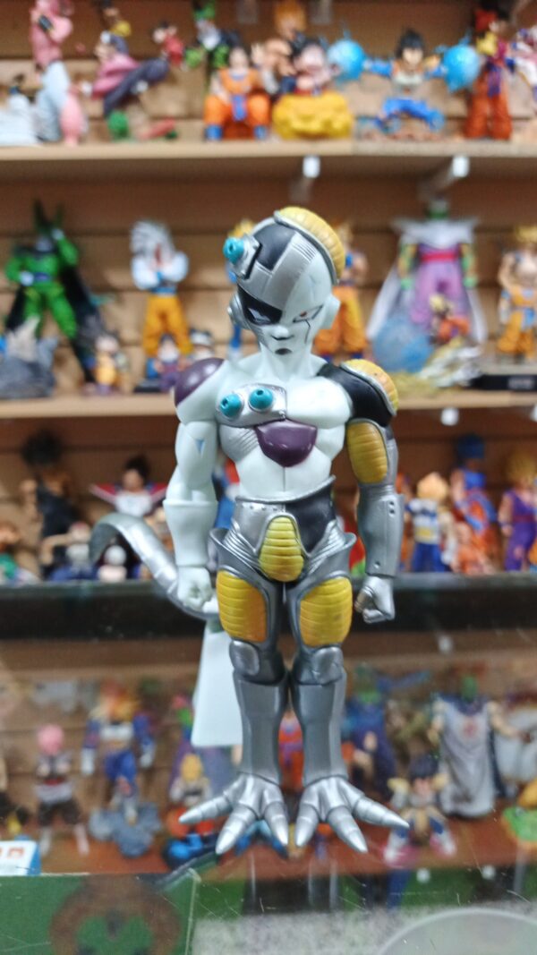Mecha Freezer 
Dragón Ball Z 
Tamaño:19cm