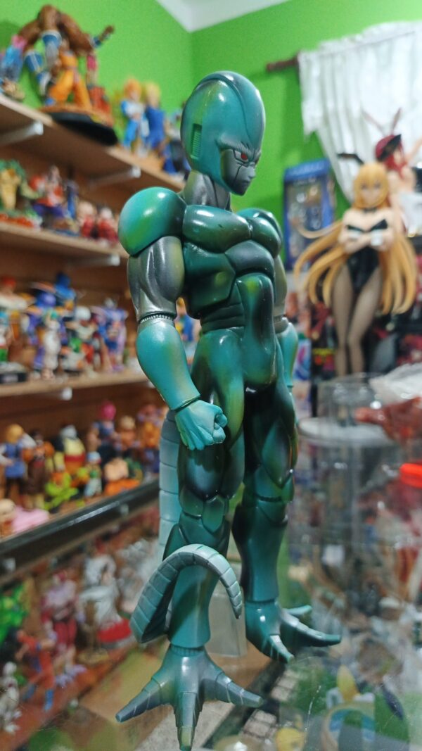 Metal cooler?
Dragón Ball Z 
Tamaño:25cm