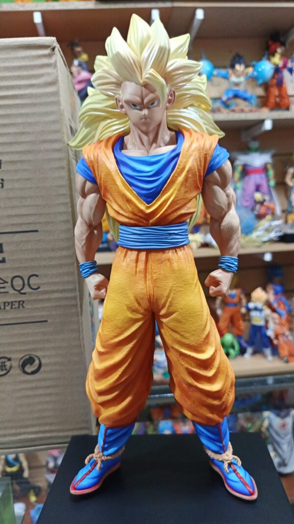 Goku SS3
Dragón Ball Z 
Tamaño:33cm
