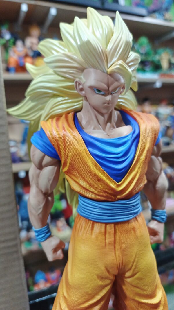 Goku SS3
Dragón Ball Z 
Tamaño:33cm