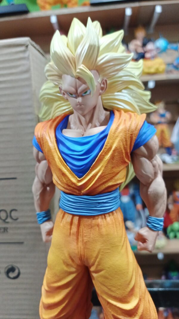 Goku SS3
Dragón Ball Z 
Tamaño:33cm
