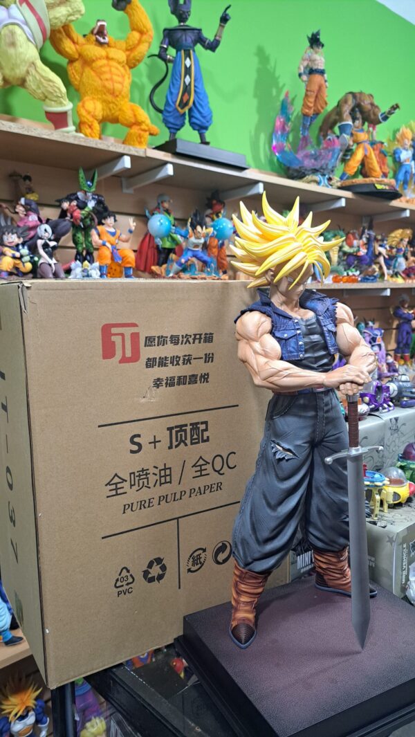 Trunks SSJ
Dragón Ball Z 
 53 cm altura marca JT