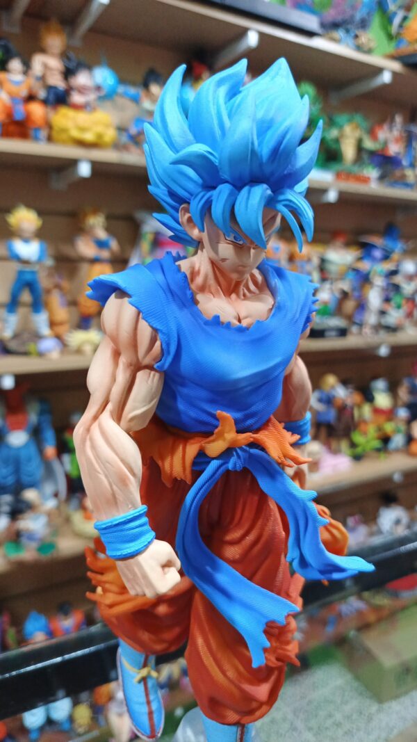 Goku dios 
Dragón Ball Super 
Tamaño:32cm