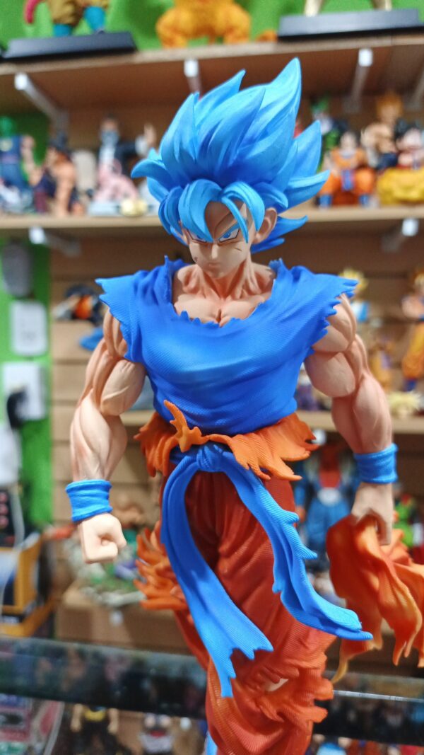 Goku dios 
Dragón Ball Super 
Tamaño:32cm