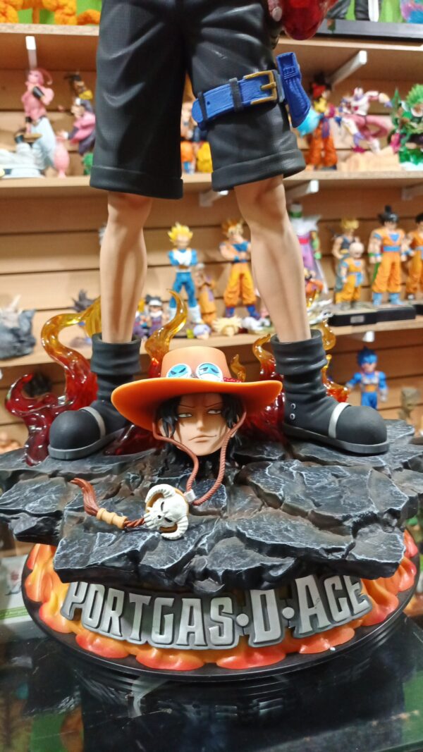 Ace D
One Piece
Tamaño:65cm
Puño de fuego