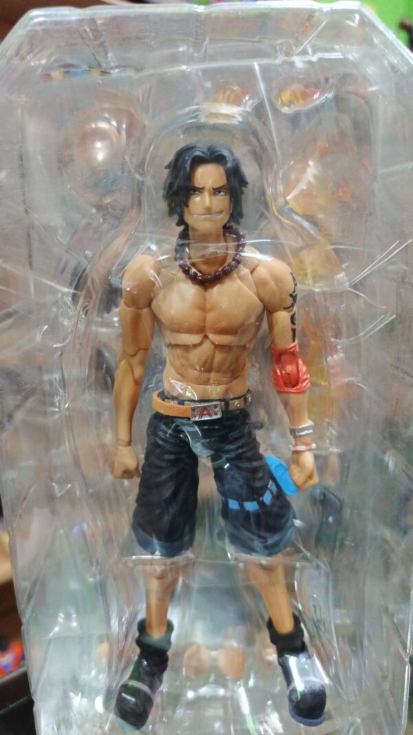 Ace puño de fuego D
One Piece 
Tamaño:18cm