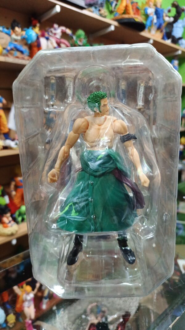 Zorro
One Piece
Tamaño:18cm