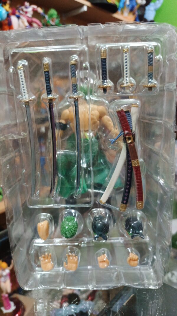 Zorro
One Piece
Tamaño:18cm