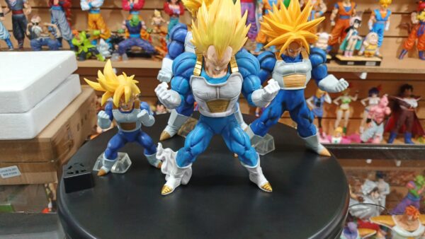 Set habitación del tiempo
Tamaños 
Goku:28.5cm 
Gohan:17.5cm
Trunks:25.5cm
Vegeta:26.5cm