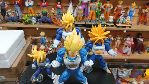 Set habitación del tiempo
Tamaños 
Goku:28.5cm 
Gohan:17.5cm
Trunks:25.5cm
Vegeta:26.5cm
