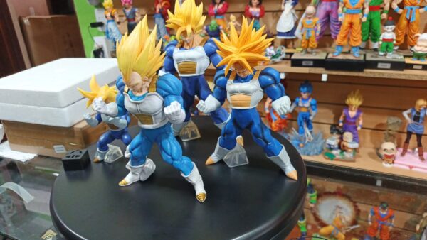 Set habitación del tiempo
Tamaños 
Goku:28.5cm 
Gohan:17.5cm
Trunks:25.5cm
Vegeta:26.5cm