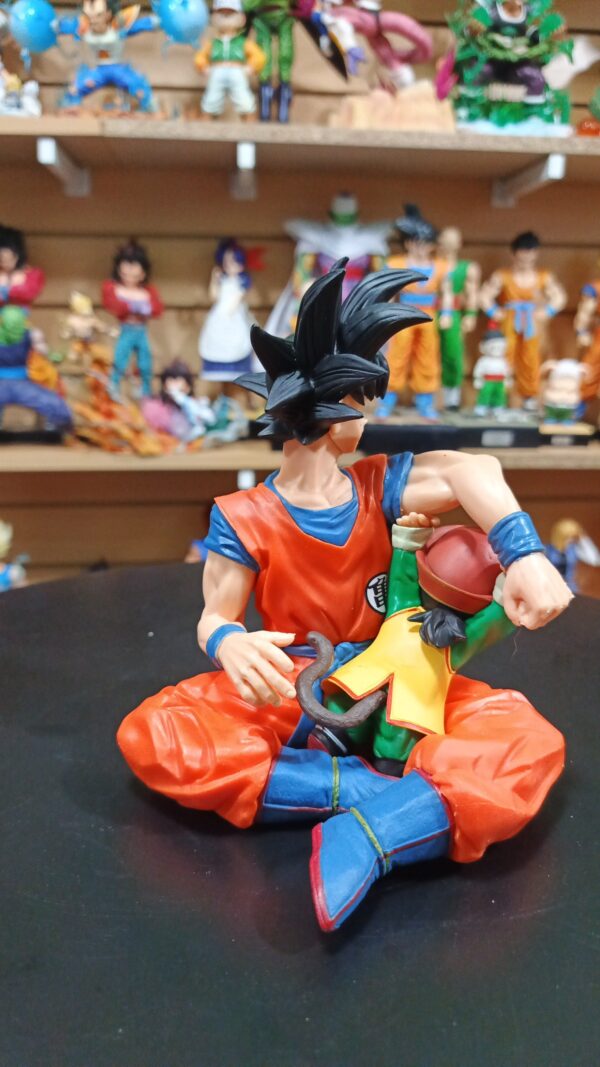 Goku y Gohan sentado
Dragón Ball Z 
Tamaño:16cm