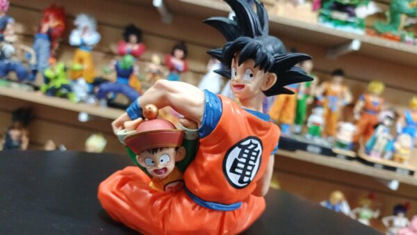 Goku y Gohan sentado
Dragón Ball Z 
Tamaño:16cm