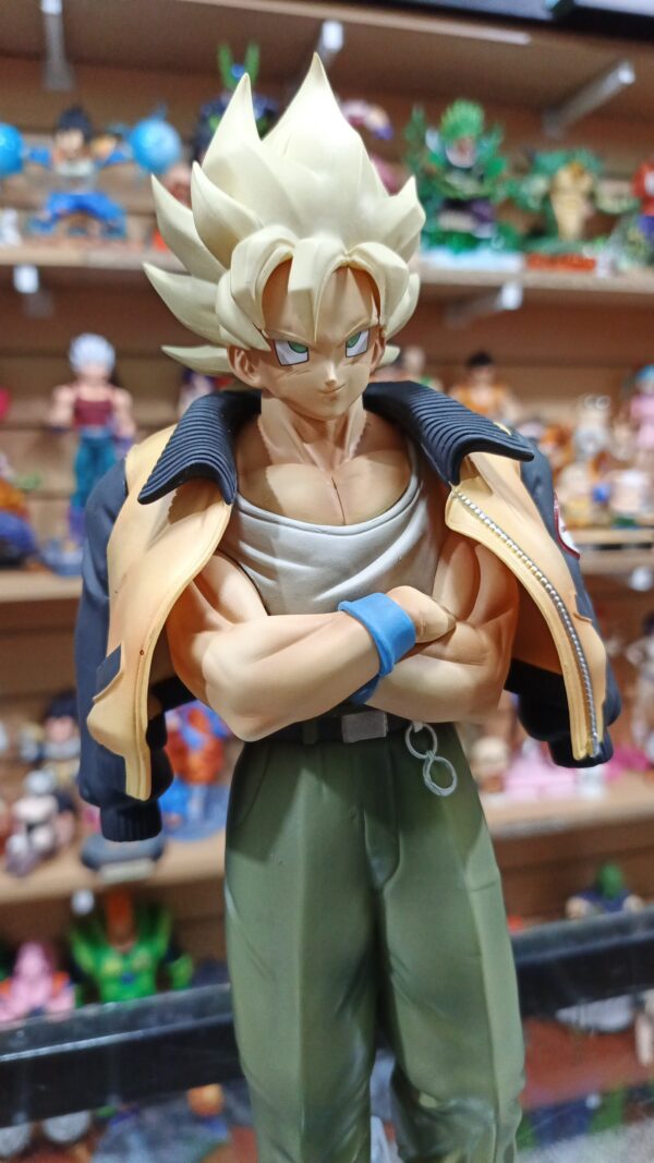Goku chaqueta SSj 2
Dragón Ball Z 
Tamaño:31cm