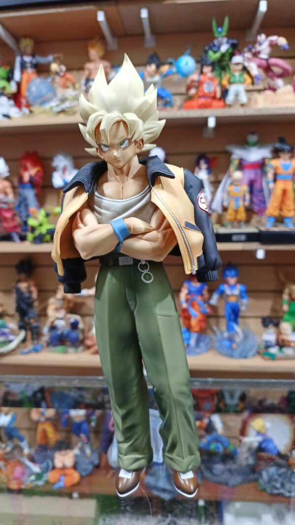 Goku chaqueta SSj 2
Dragón Ball Z 
Tamaño:31cm