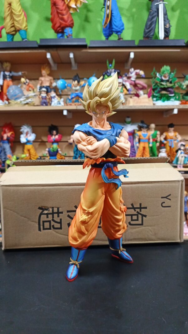 Goku brazos cruzado
Dragón Ball Z 
Tamaño:32cm
