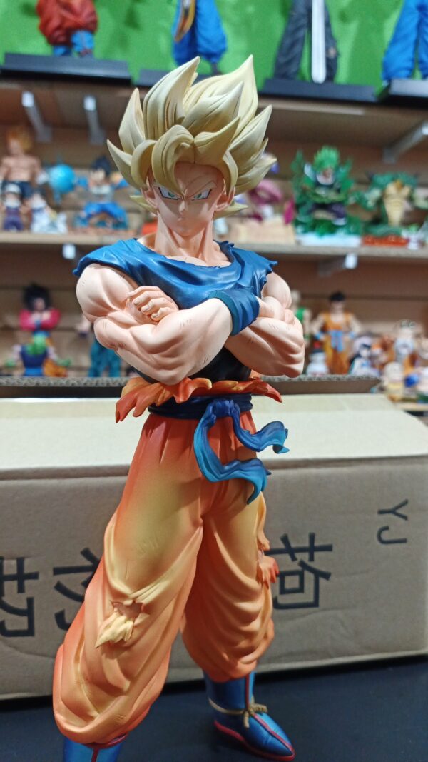 Goku brazos cruzado
Dragón Ball Z 
Tamaño:32cm