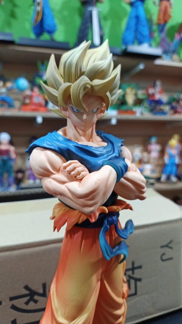 Goku brazos cruzado
Dragón Ball Z 
Tamaño:32cm