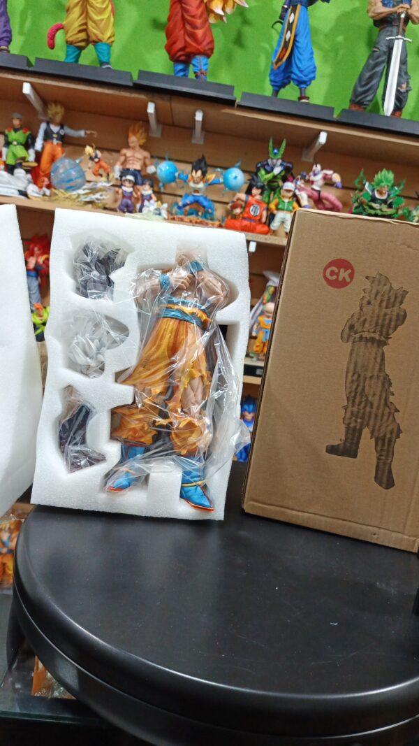 Goku ultra instinto 
Dragón Ball Super 
Tamaño:35cm
Busto:15cm