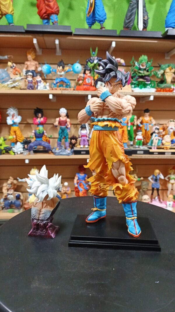 Goku ultra instinto 
Dragón Ball Super 
Tamaño:35cm
Busto:15cm