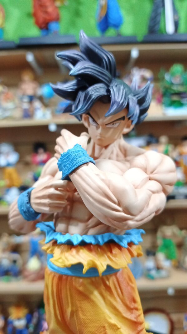 Goku ultra instinto 
Dragón Ball Super 
Tamaño:35cm
Busto:15cm