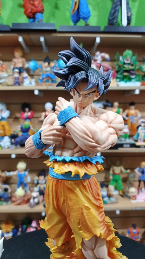 Goku ultra instinto 
Dragón Ball Super 
Tamaño:35cm
Busto:15cm