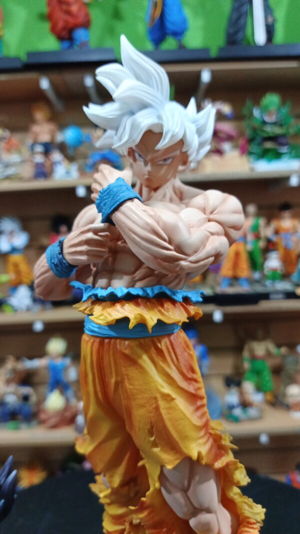 Goku ultra instinto 
Dragón Ball Super 
Tamaño:35cm
Busto:15cm