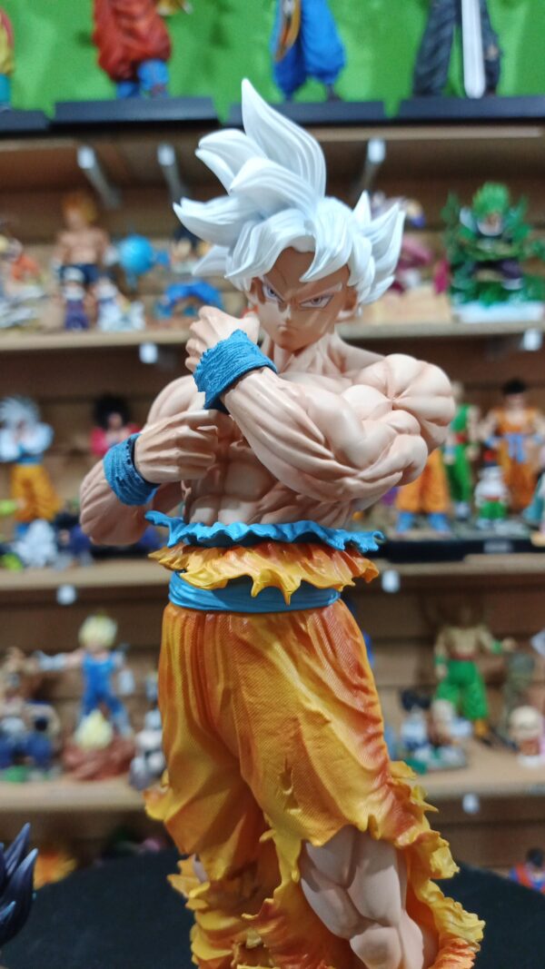 Goku ultra instinto 
Dragón Ball Super 
Tamaño:35cm
Busto:15cm