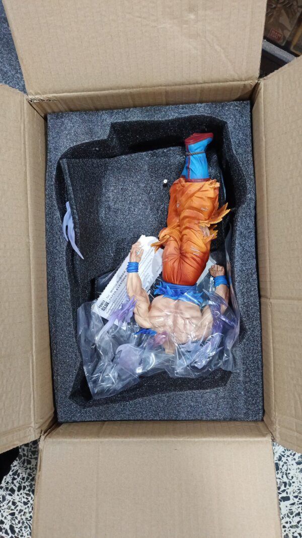 Goku ultra 
Dragón Ball Super
Tamaño:40cm
Busto 17cm