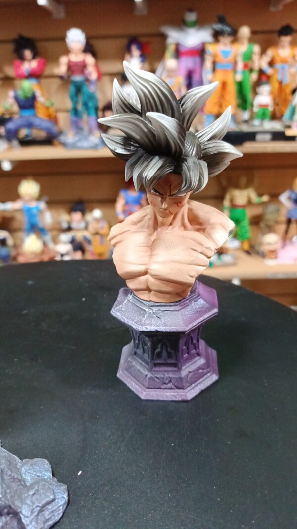 Goku ultra 
Dragón Ball Super
Tamaño:40cm
Busto 17cm