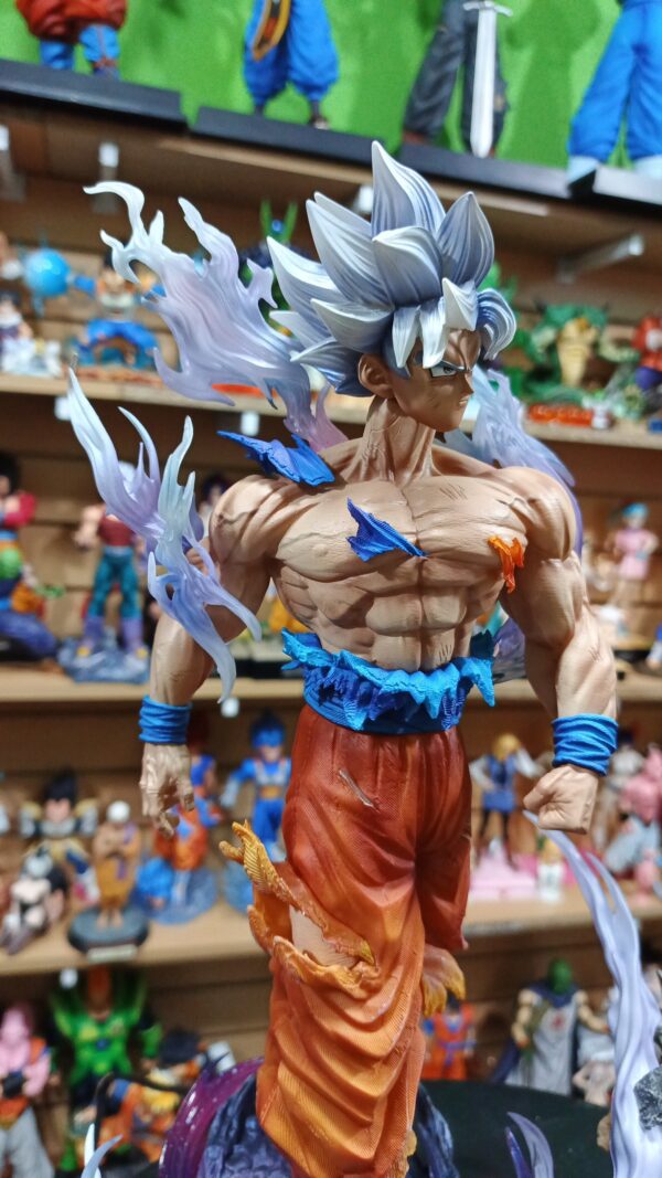 Goku ultra 
Dragón Ball Super
Tamaño:40cm
Busto 17cm