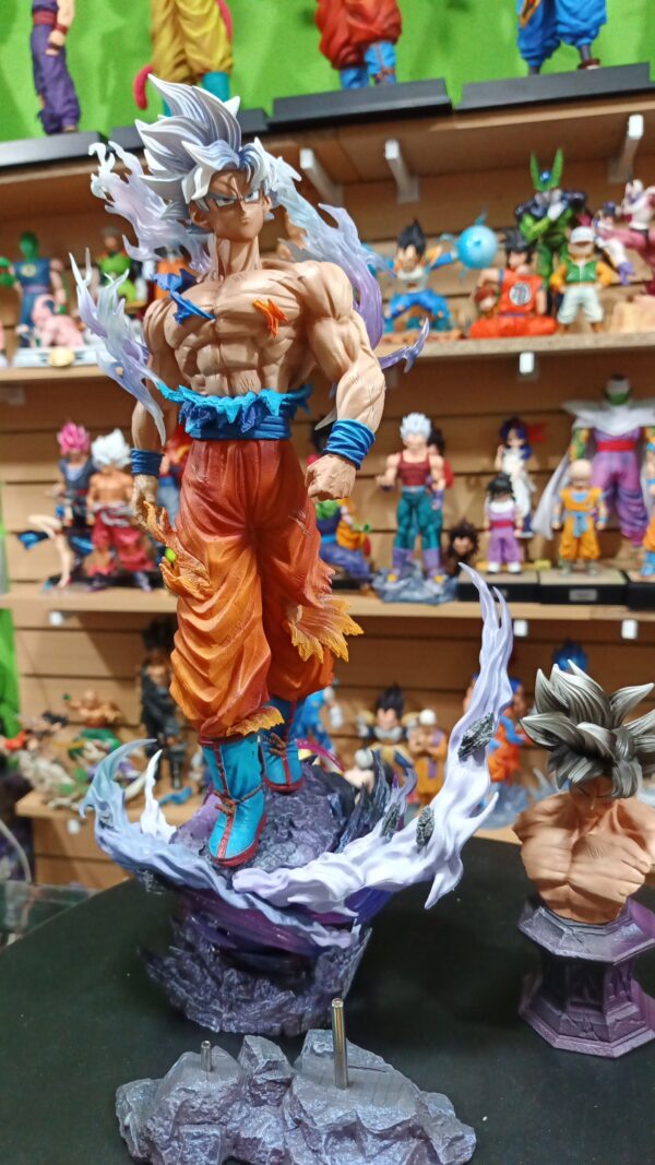 Goku ultra 
Dragón Ball Super
Tamaño:40cm
Busto 17cm
