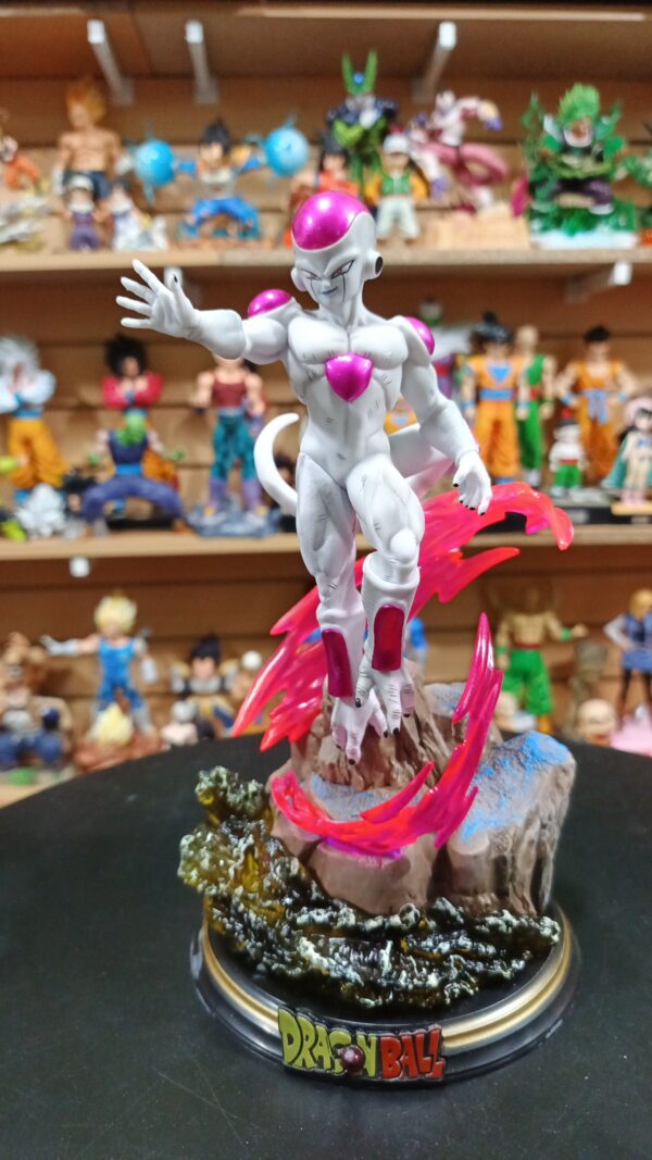 Frezzer 
Dragón Ball Z 
Tamaño:25cm