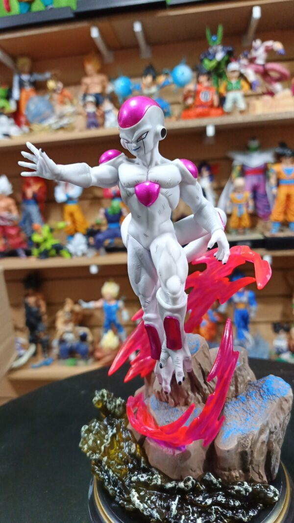 Frezzer 
Dragón Ball Z 
Tamaño:25cm