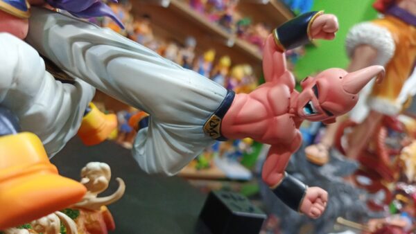 dragon ball majin buu vs kid buu 
Tamaño:17cm de alto 31 de ancho