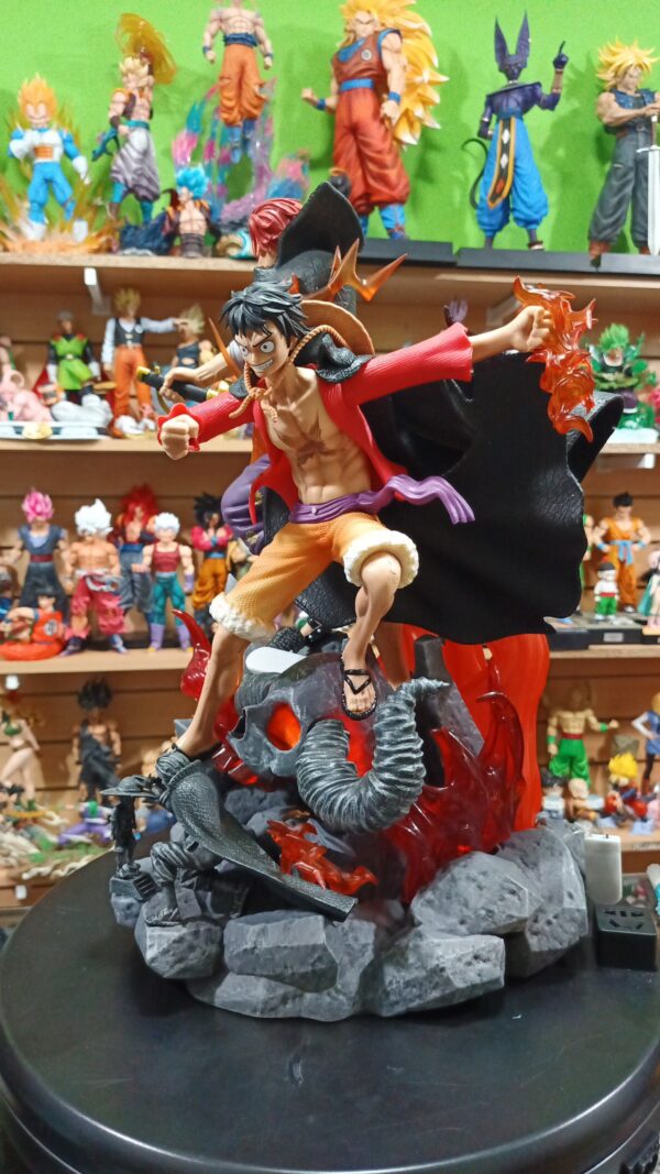 Luffy y shanks
One Piece 
Tamaño:50cm