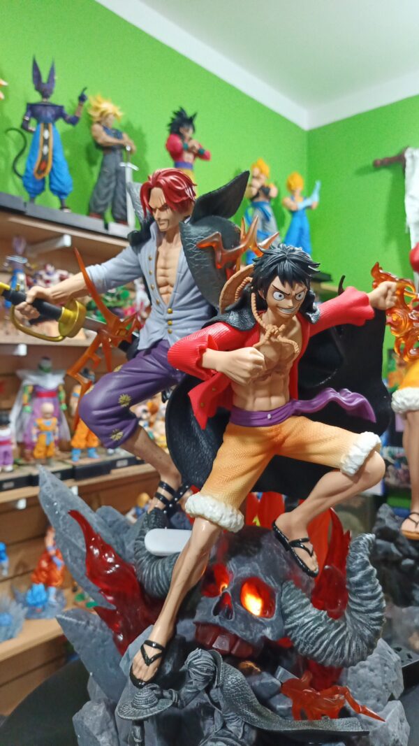 Luffy y shanks
One Piece 
Tamaño:50cm