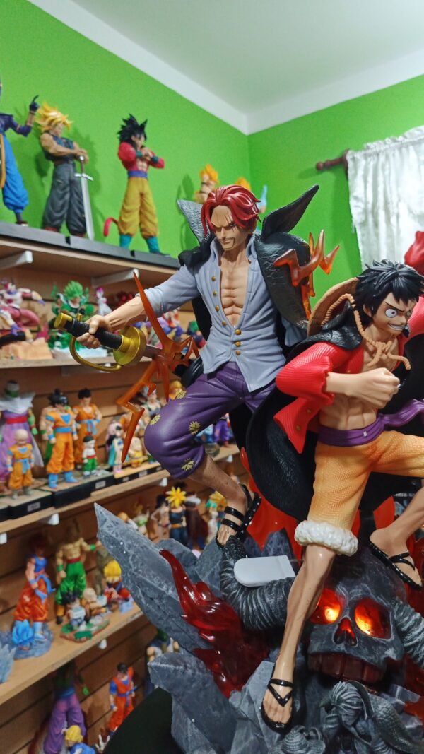 Luffy y shanks
One Piece 
Tamaño:50cm