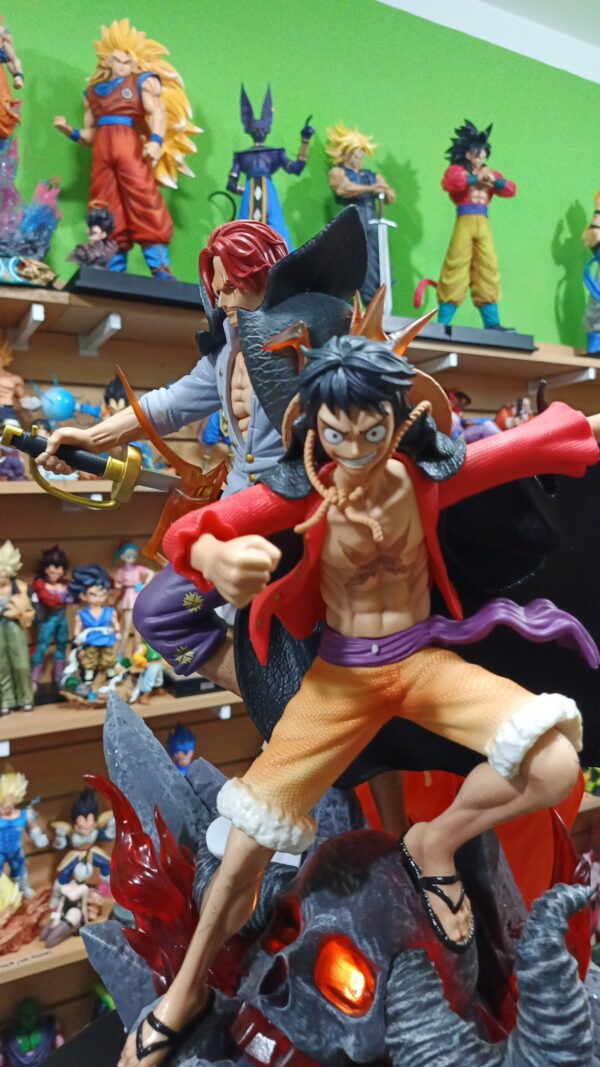 Luffy y shanks
One Piece 
Tamaño:50cm