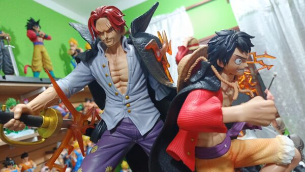 Luffy y shanks
One Piece 
Tamaño:50cm