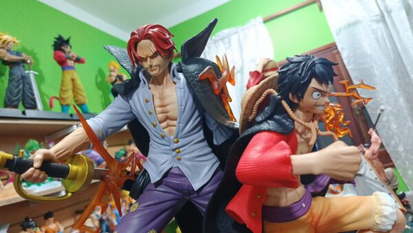 Luffy y shanks
One Piece 
Tamaño:50cm