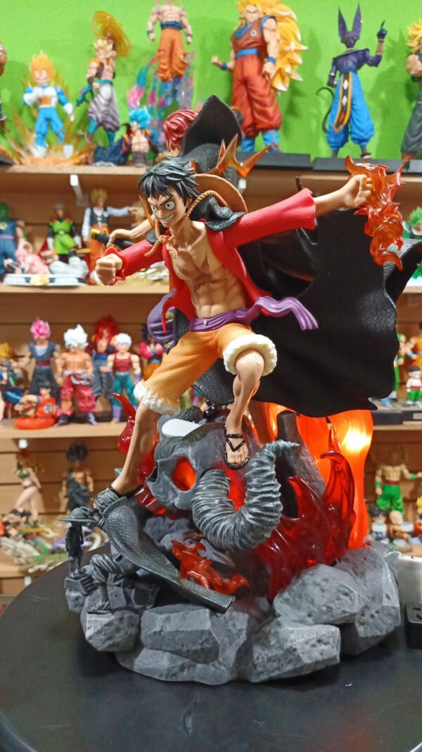 Luffy y shanks
One Piece 
Tamaño:50cm