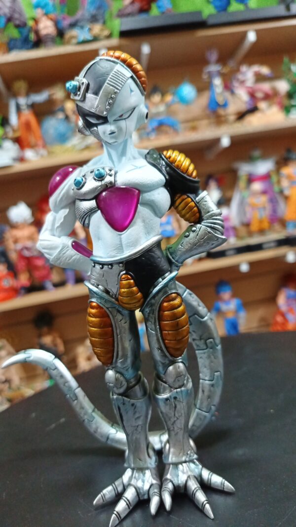 Freezer 
Dragón Ball Z 
Tamaño:22cm