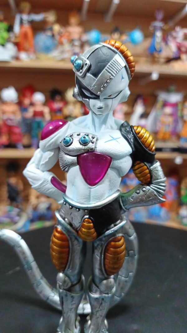Freezer 
Dragón Ball Z 
Tamaño:22cm