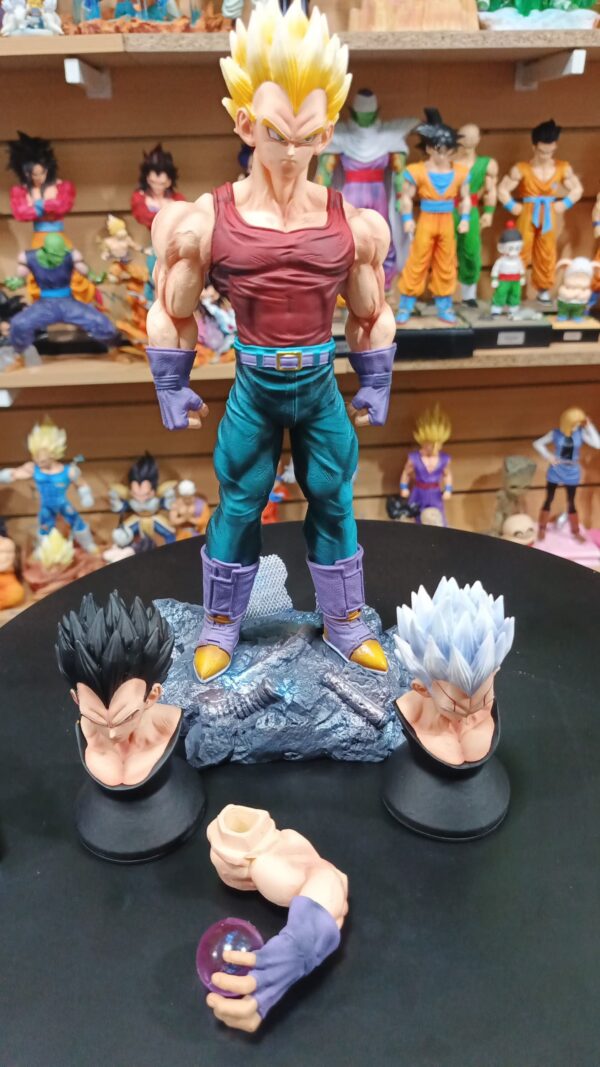 Baby vegeta
Dragón Ball GT
Altura:31cm 
Se van de oferta denada